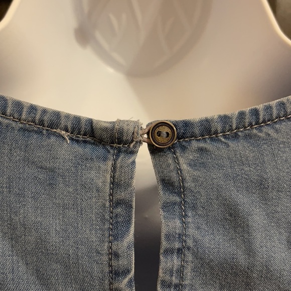 BeachLunchLounge Lightweight Denim Top Flared Sleeves SZ M - Picture 6 of 12